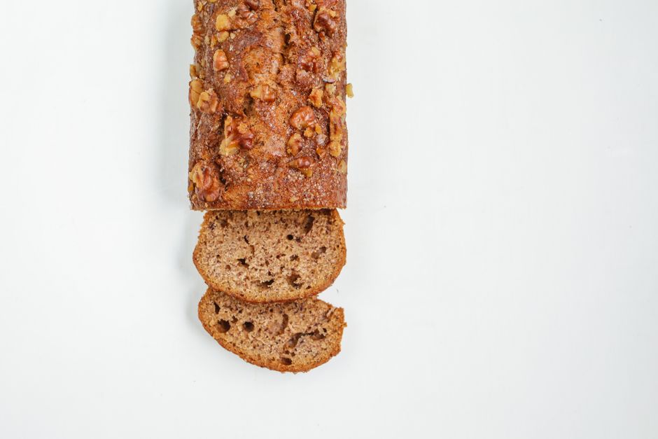 Healthy Low Sugar Banana Bread Recipes: Moist, Fluffy, and Naturally Sweet 3 A close-up of a sliced low sugar banana bread showing the texture of the crumb, studded with chopped walnuts