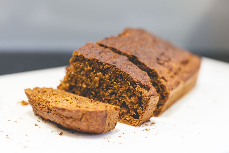 Best Banana Bread Recipe with Oil: The Ultimate Moist & Fluffy Guide 1 A close-up shot of a freshly sliced loaf of banana bread showing its moist, tender crumb structure