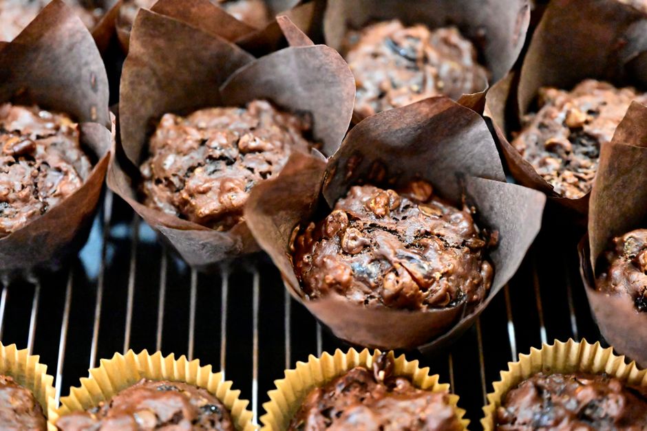 Ultimate Chocolate Chip Banana Bread Muffins Recipe - Fluffy & Moist 1 A close-up shot of freshly baked chocolate chip banana bread muffins on a wire cooling rack, with melted chocolate chips glistening on top