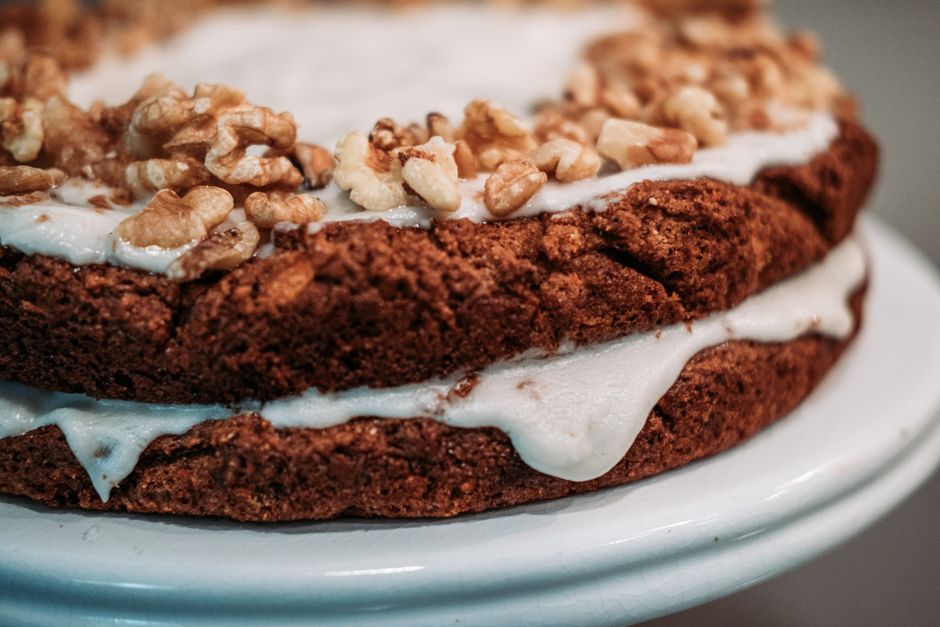 The Ultimate Guide to Frosting for Banana Bread Recipes 1 A thick slice of moist banana bread topped with a generous swirl of fluffy cream cheese frosting