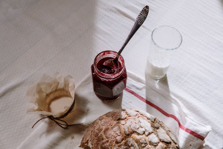The Ultimate Sourdough Starter Ratio Chart: A Complete Guide to Perfect Wild Yeast 2 Bubbling active sourdough starter in a glass jar with a rubber band
