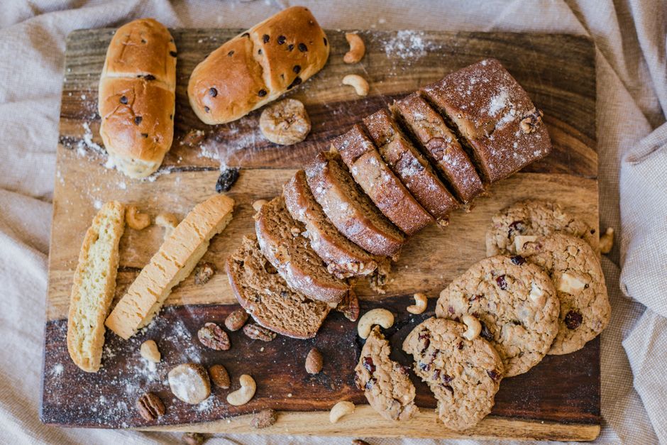 Easy 2 Banana Bread Recipe: The Ultimate Moist Loaf with Just Two Bananas 3 Different slices of banana bread showing variations, including one with walnuts and one with chocolate chips.