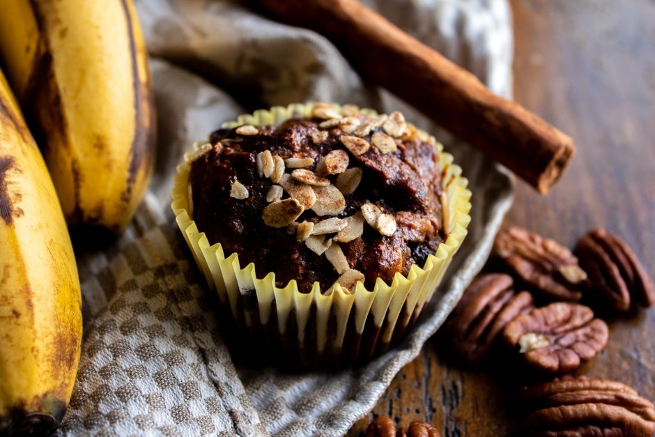 Ultimate Healthy Banana Bread Recipe with Oat Flour - Moist & Fluffy 2 Ingredients for oat flour banana bread laid out on a marble kitchen counter, including ripe bananas, oats, eggs, and cinnamon.